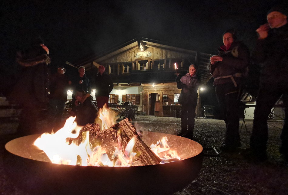 An der warmen Feuerschale vor der Kaiserschmarrn Alm