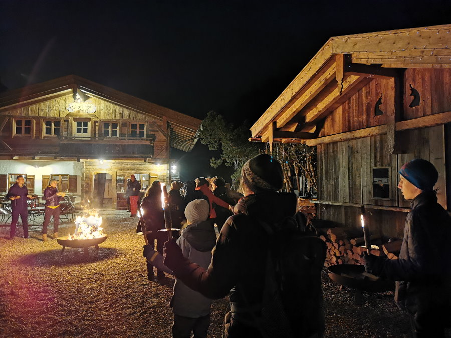 Hütte im Winter mit Feuerschale vor der Kaiserschmarrn Alm 