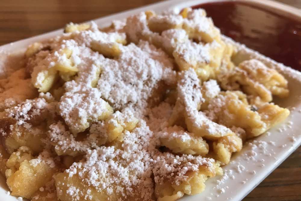 Diesen Kaiserschmarrn könnt ihr auf der Dalfazalm essen, mit wunderbarem Ausblick zum Karwendel