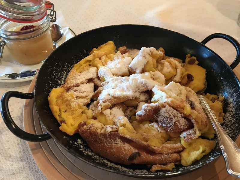 Ein richtig frischer Kaiserschmarrn ist selten geworden in den Gasthöfen. In der Gröbl Alm wird er noch frisch zubereitet. 