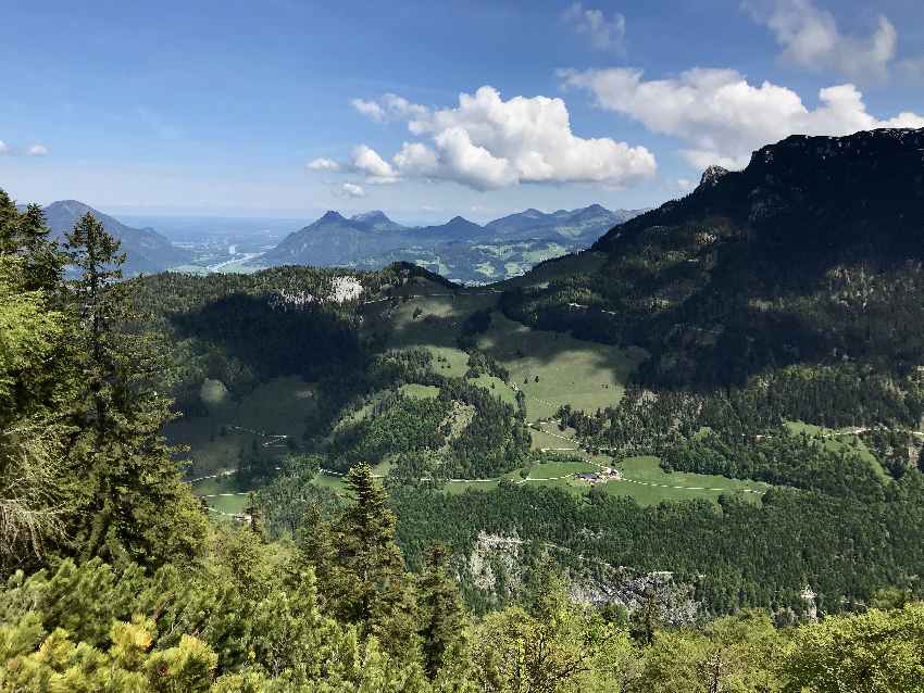 Der Blick ins Kaisertal von oben, hinten am Horizont das Inntal