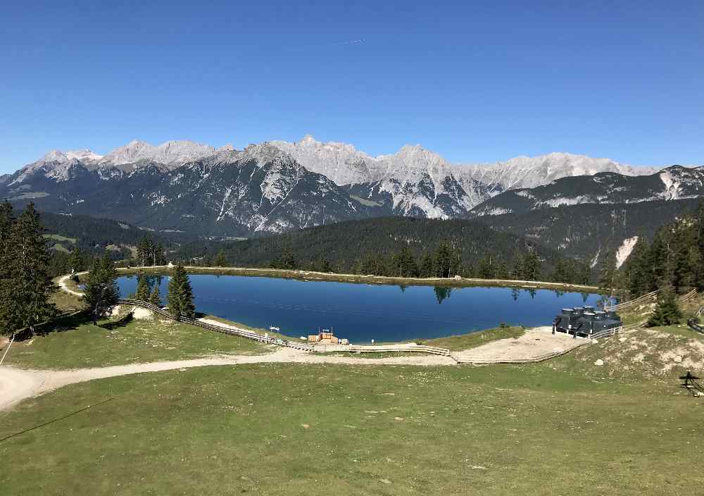 Rosshütte Seefeld: Während der Fahrt mit der Standseilbahn siehst du den Kaltwassersee - mit dem Wettersteingebirge