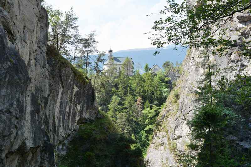 Der Blick zur Kirche am Kalvarienberg in Zirl - von der Ehnbachklamm aus gesehen