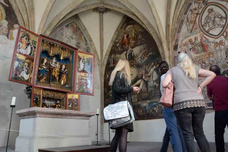 Interessant ist die St. Magdalenen-Kapelle neben der St. Nikolaus Stadtpfarrkirche in Hall