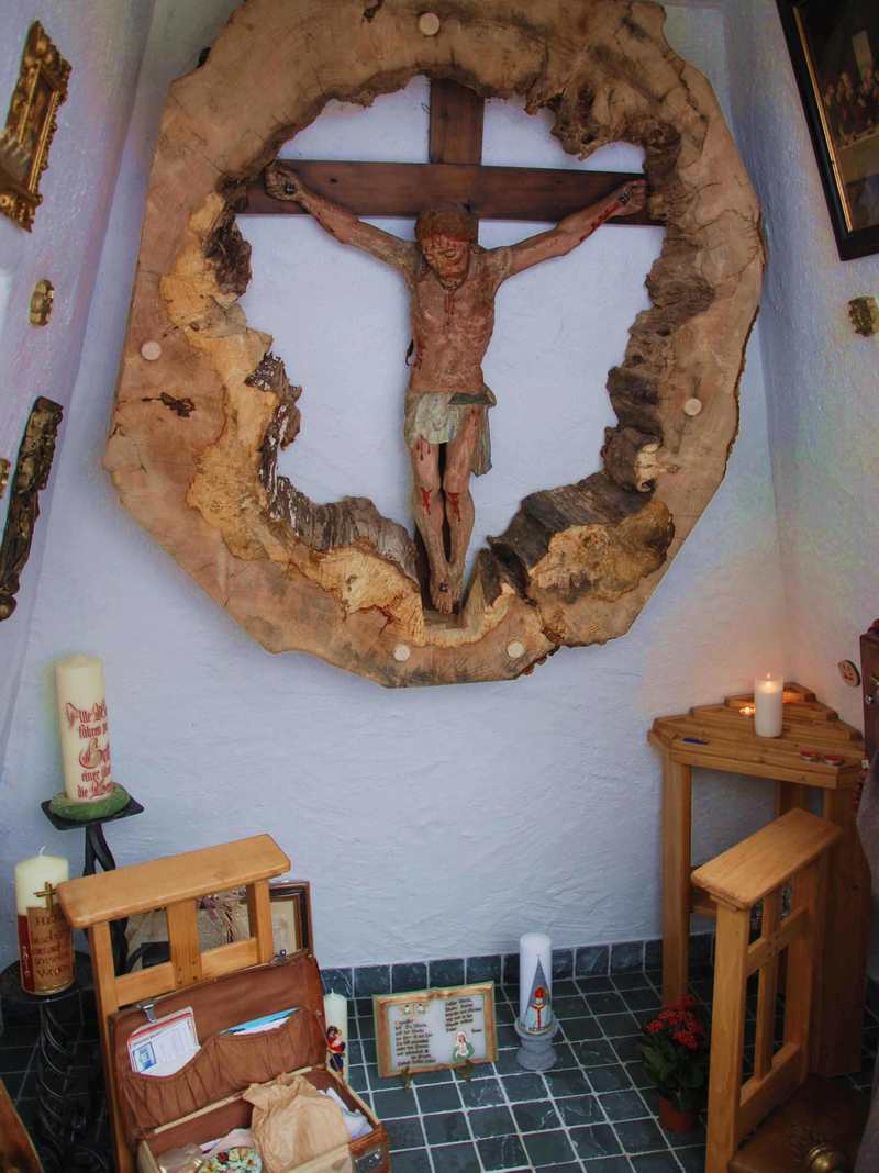 So schaut der Altar der Kapelle bei der Binsalm aus, wird für Wallfahrten genutzt