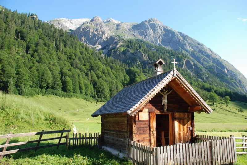 Unvergesslich schön, die Kapelle der Engalm. Die Wanderer kommen auf der Hüttenwanderung vorbei, andere feiern hier ihre Hochzeit