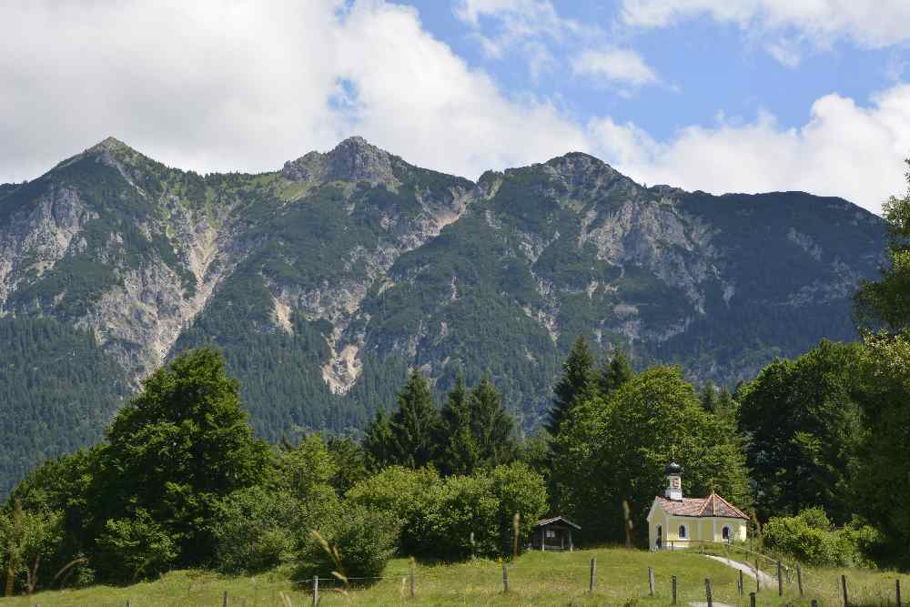 Eine ungewohnte Perspektive: Die Kapelle Maria Rast von unten gesehen