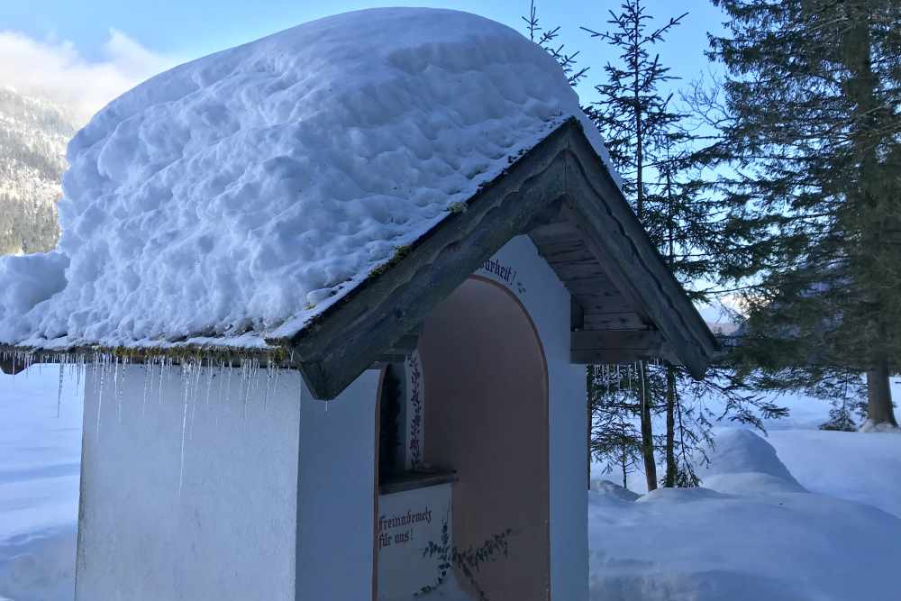 Das ist eine der 19 Kapellen in der Leutasch, diese steht direkt neben dem Winterwanderweg