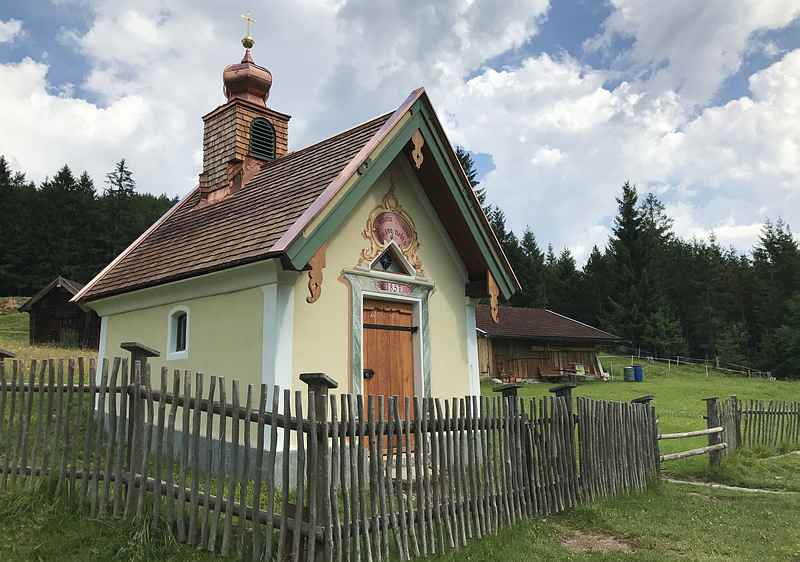 Unterhalb der Korbinianhütte steht direkt neben dem Wanderweg nach Mitenwald die Sancta Mariä Kapelle 