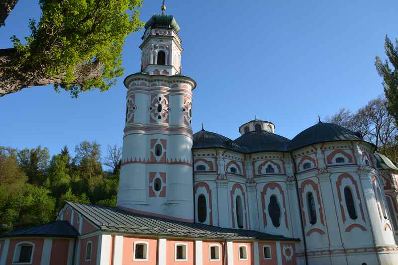 Prächtig ist der Turm der Volderskirche in Tirol