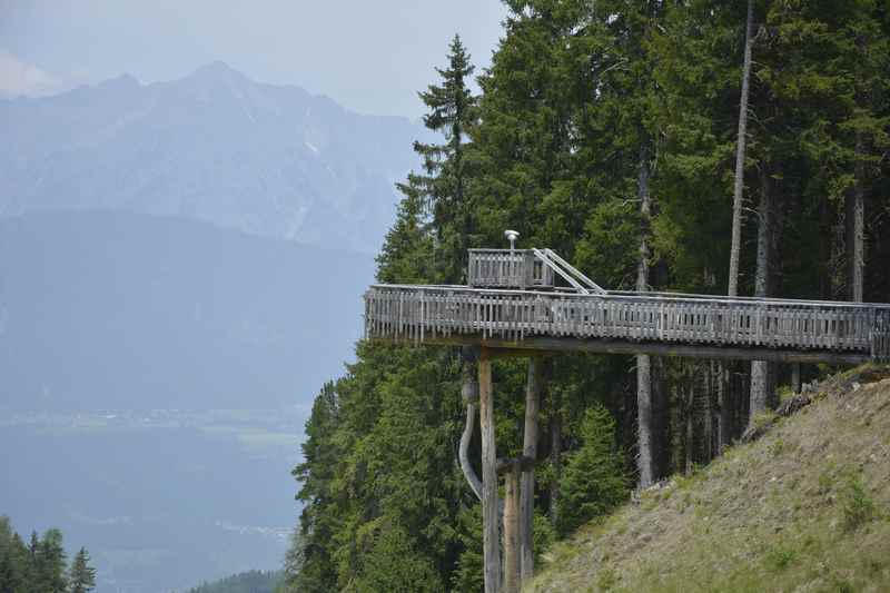 Gleich daneben ist der Aussichtsturm vom Kugelwald mit dem Karwendel 