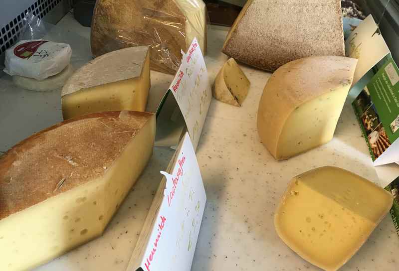 Mittlerweile gibt es auch Bergkäse und weitere Käsesorten der Region zu kaufen