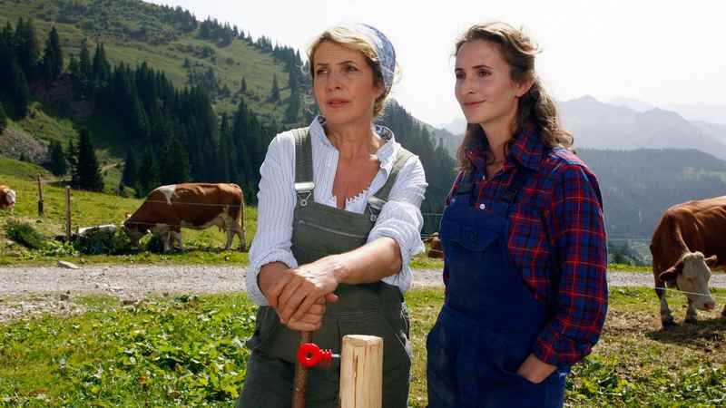 Tochter Victoria Ostler kommt auf die Alm zur Mama, hinten sieht man das Karwendelgebirge. Hier auf der Rotwandalm grasen die Kühe im Sommer wirklich. Foto: Filmproduktion