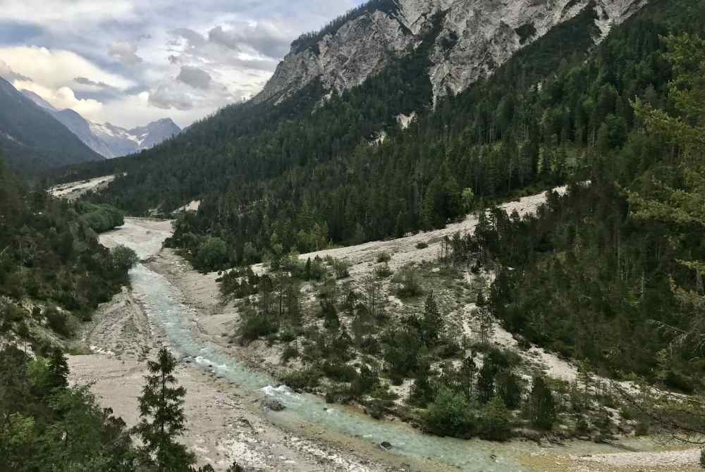 Der Blick auf die Isar und das Hinterautal mit dem Karwendelgebirge 