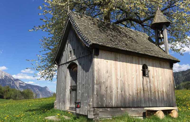 Fotowanderungen: Eine der schönen Kapellen, die oberhalb des Inntal in Tirol im Frühling Fotografen anzieht. Von hier auch toller Blick auf das Karwendel
