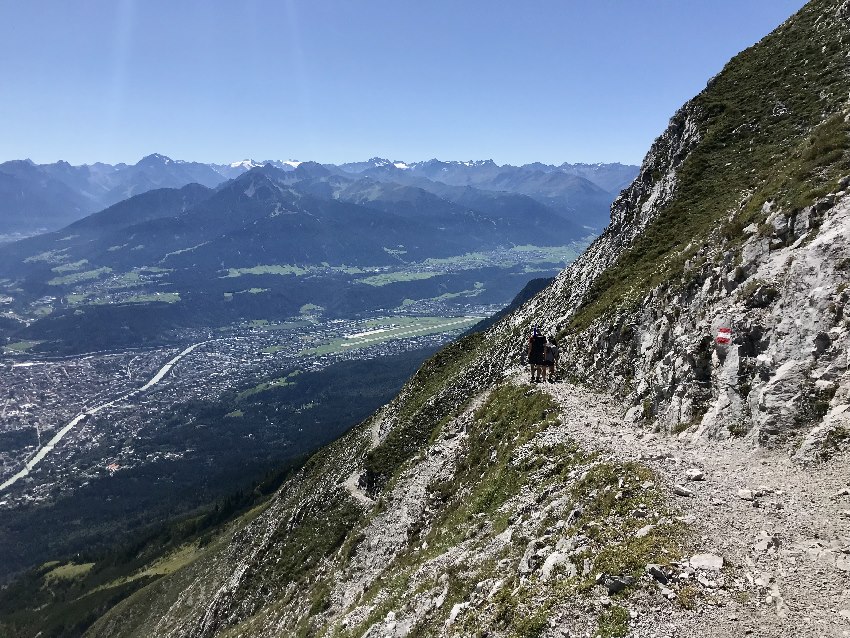 Hier ein Eindruck vom Karwendel Höhenweg mit dem Blick auf Innsbruck