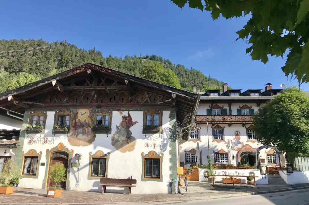 Mittenwald Hotel: Hier wollen viele Leute übernachen: In einem Hotel mit Lüftlmalerei im Karwendel.