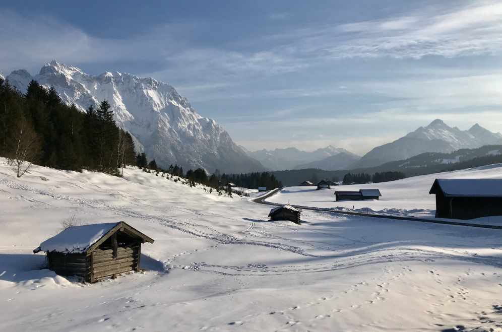 Das ist die charakteristische Winterlandschaft zwischen Mittenwald und Krün mit Karwendel und Wettersteingebirge