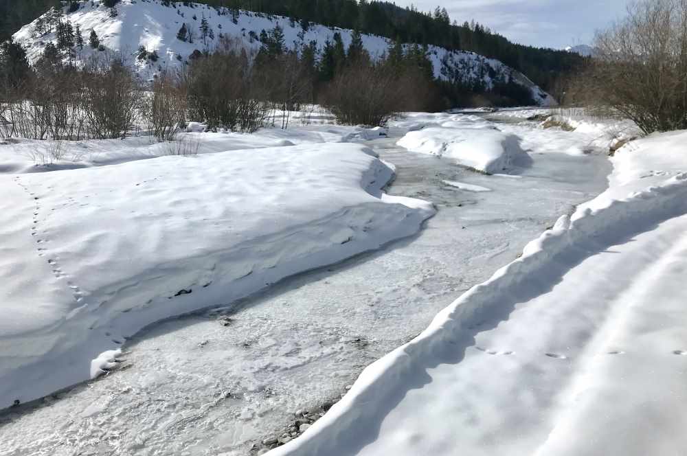 Nicht weit von der türkisgrünen Isar ist das Wasser so gefroren! Winterwonderland am Karwendel.