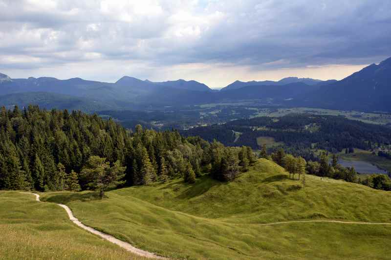 Blick vom Kranzberg über Mittenwald und das Isartal