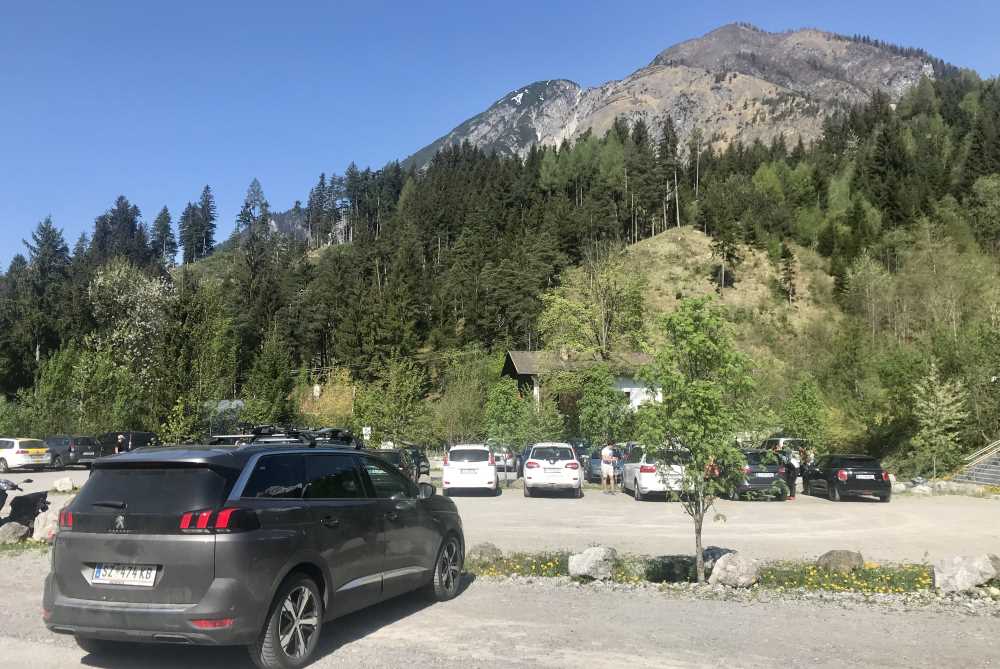 Das ist der Parkplatz am Eingang vom Halltal, neben dem SUV Peugeot 5008 sind noch ein paar Plätze