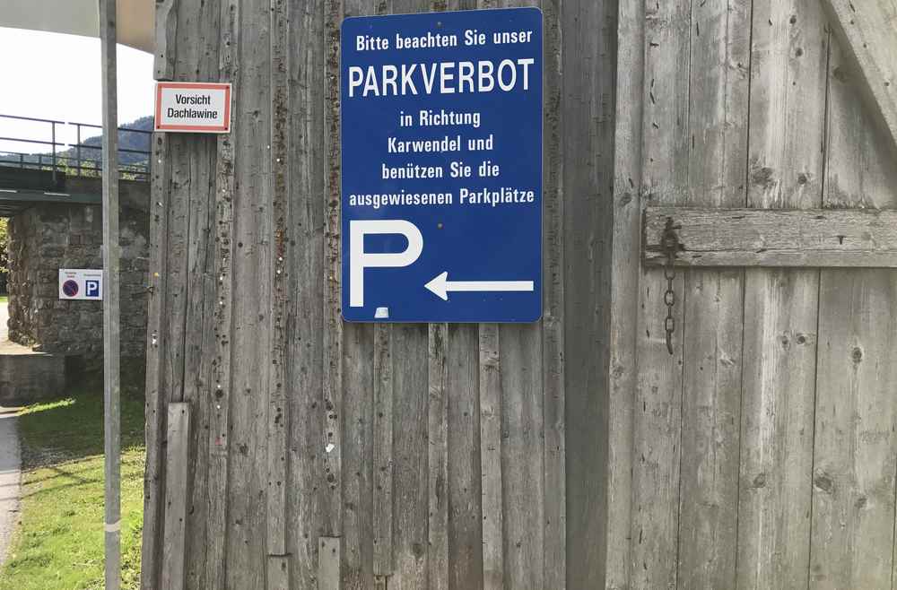 Rundherum ist das Parken verboten - die Anwohner haben Schilder aufgehängt