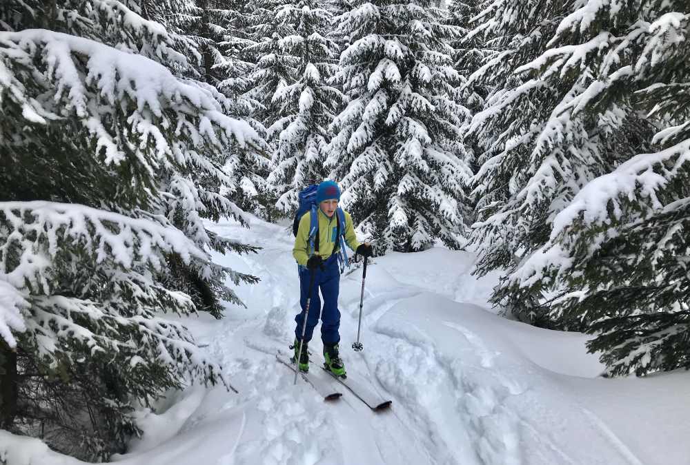 Die steile Piste umgehen wir auf dem schön verschneiten Weg durch den Wald