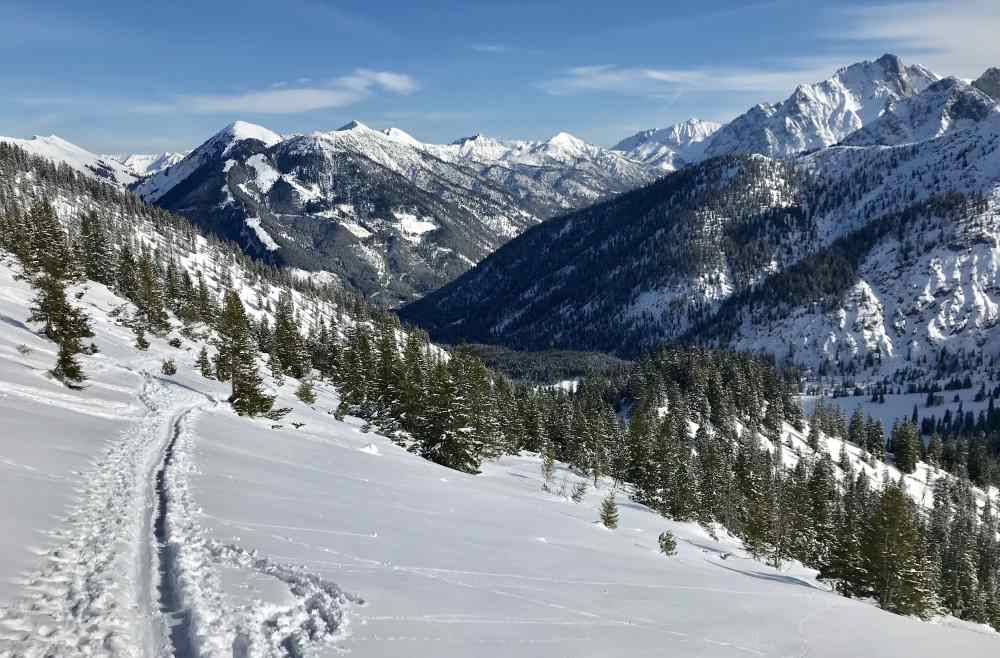 Der Ausblick auf meiner Hinterriss Skitour auf das verschneite Karwendel