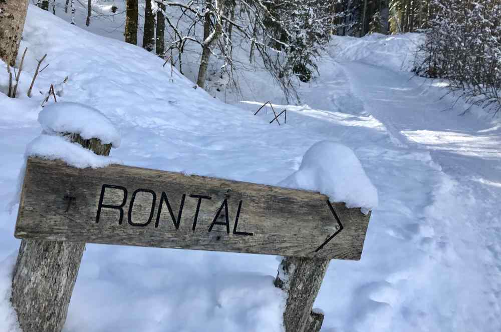 Hinter dem gelben Haus mit dem Ferienwohnungen geht es zum Rohntal hinauf