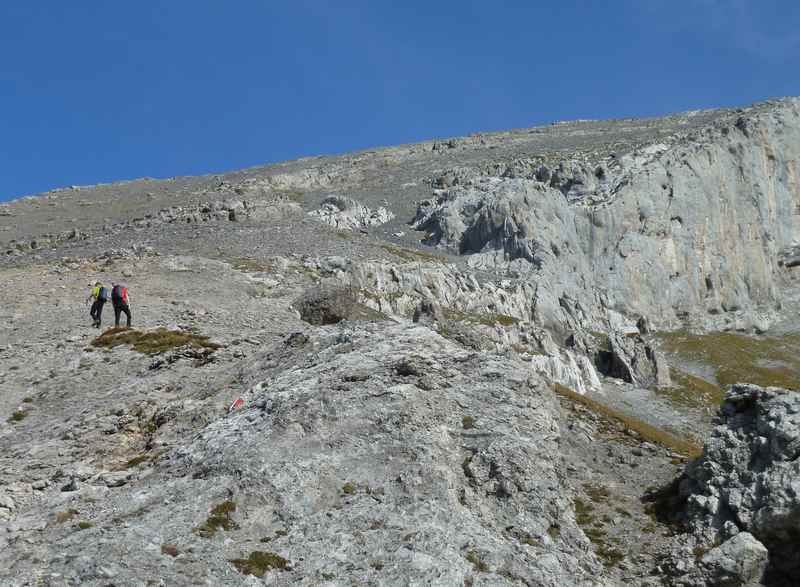 Der anspruchsvolle Anstieg zum Sonnjoch Gipfel:  Die kleinen Steine auf dem Felsen machen den Wanderweg rutschig