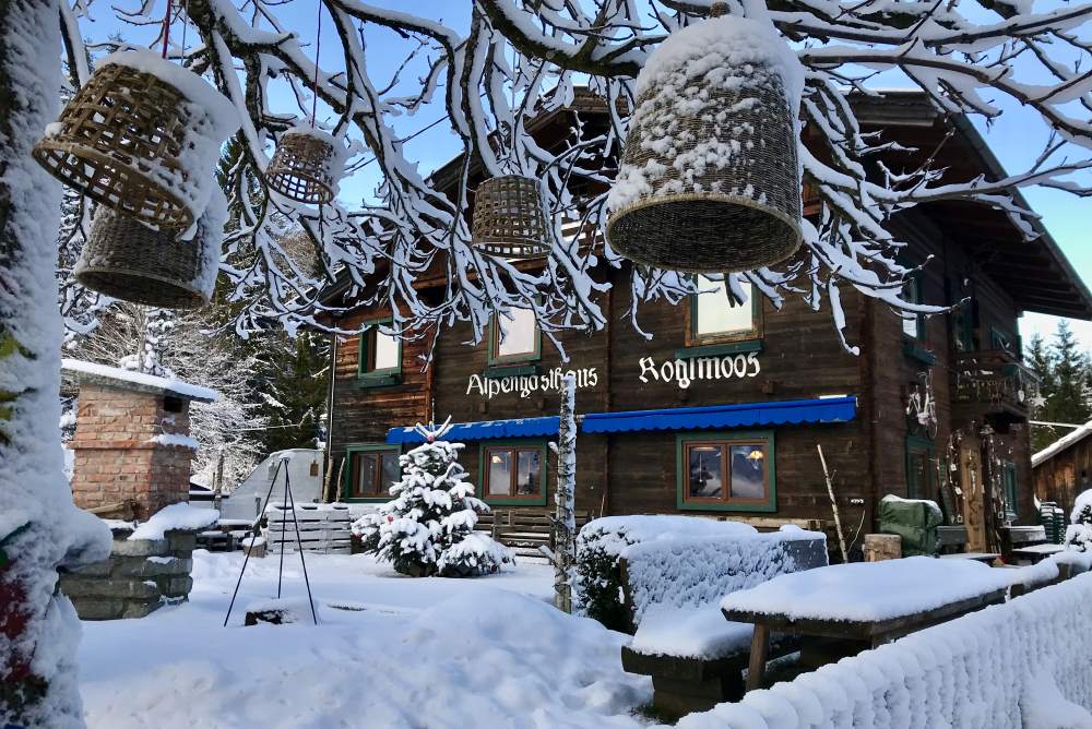 Bei der Koglmoosalm könnt ihr im Winter in dieser urigen Hütte einkehren