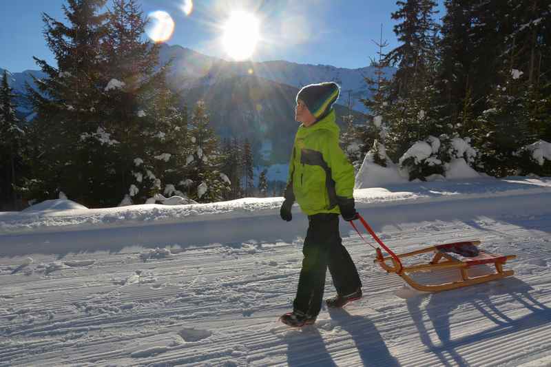 Im Karwendel rodeln - zuerst hinauf auf den Berg mit Schlitten oder Rodel winterwandern