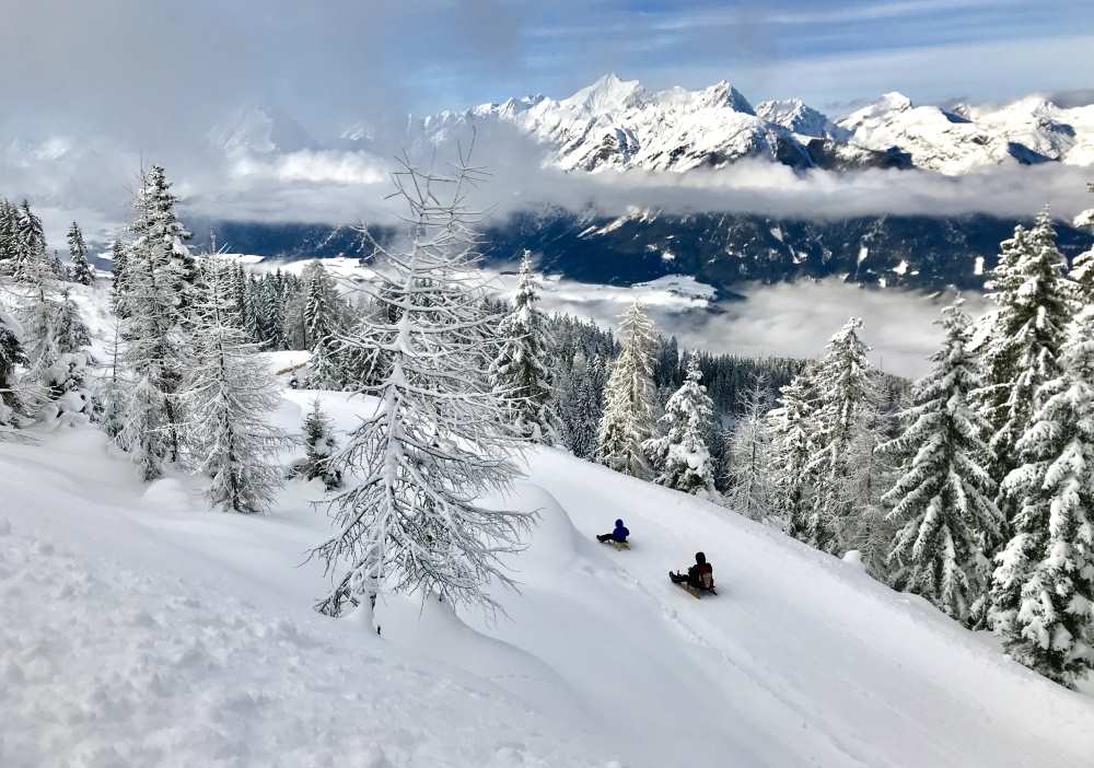 Winterurlaub mit Kindern: So schön kann es beim Rodeln mit Kindern im Familienurlaub im Karwendelgebirge sein.