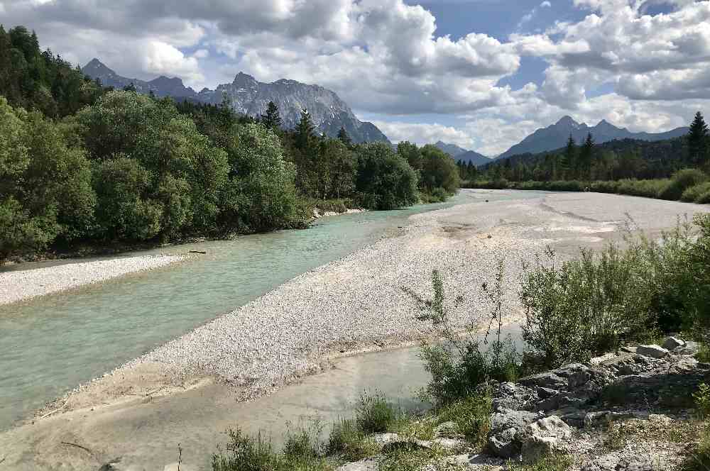 Nimm dir die Zeit für einen Abstecher in das breite Kiesbett der Isar!