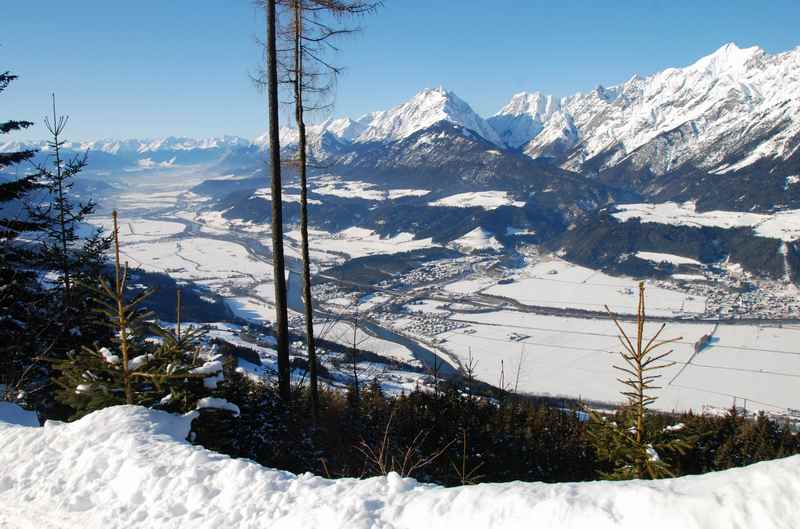 Diese Aussicht gibt es in Grafenast am Kellerjoch auf das Karwendelgebirge, direkt von der Rodelbahn in Tirol