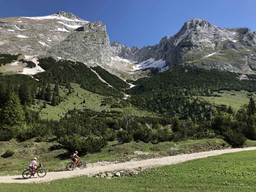 So schön ist der letzte Anstieg bei der Karwendelhaus MTB Tour im Karwendel