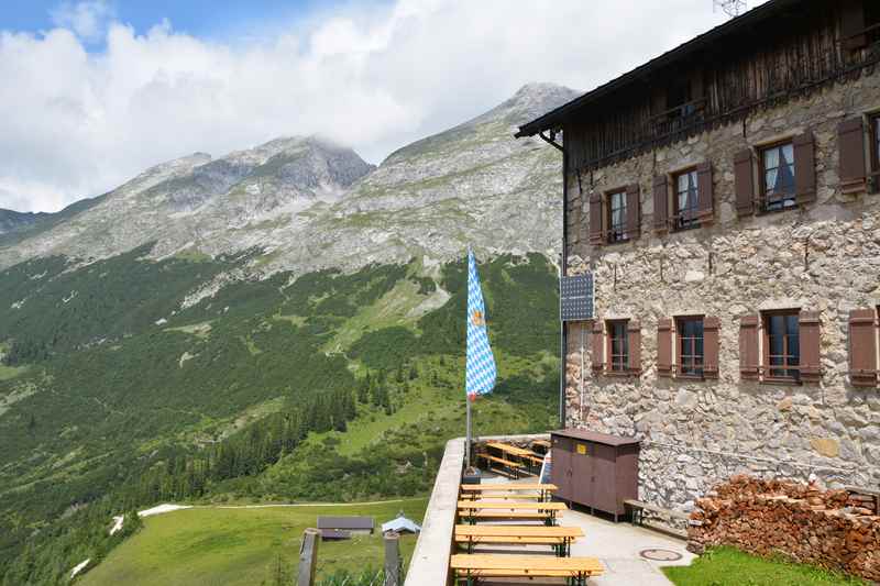 Eine der bekanntesten Hütten im Karwendel: Das Karwendelhaus, gut zum Mountainbiken auf der Karwendeltour