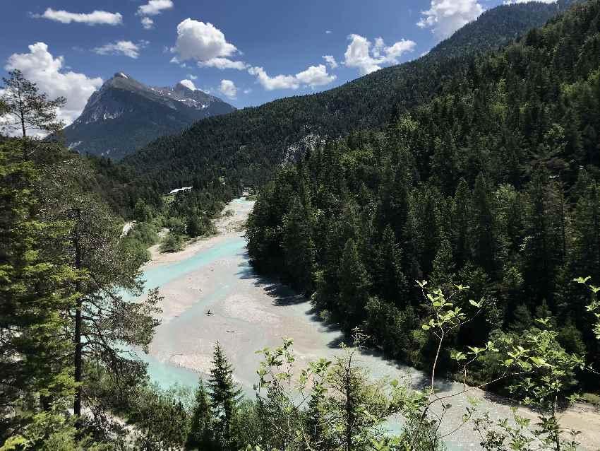 Nach den ersten Höhenmetern hast du in Scharnitz diesen Blick auf die Isar