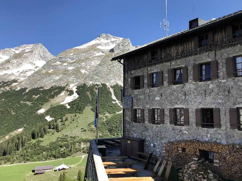 Nach der Bergtour den Ausblick auf der Hütte im Karwendel geniessen 