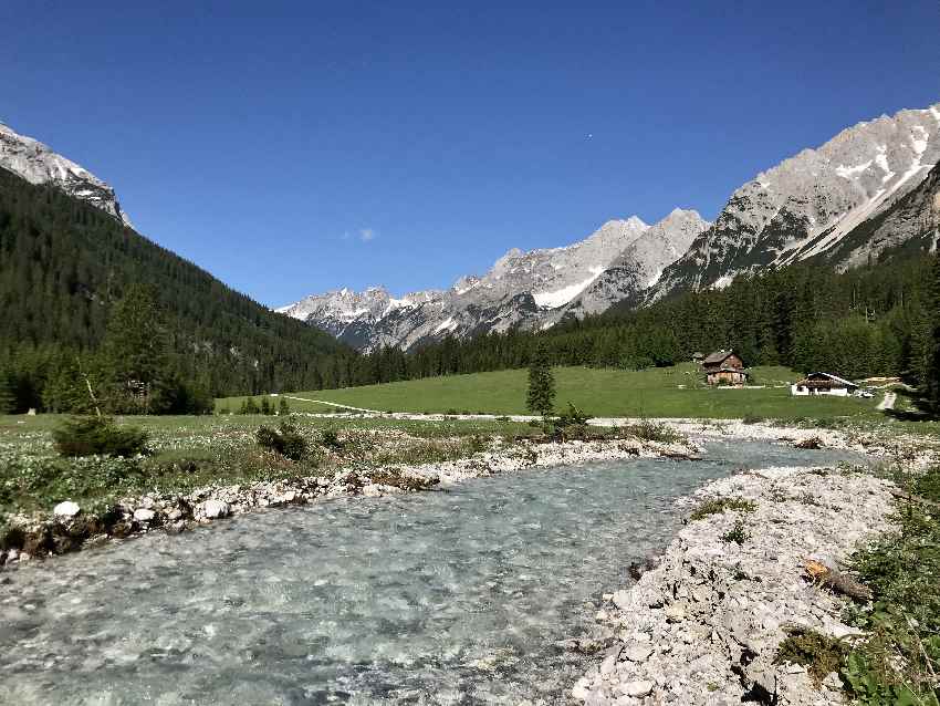 Der Karwendelbach mit den steinernen Riesen im Karwendelgebirge