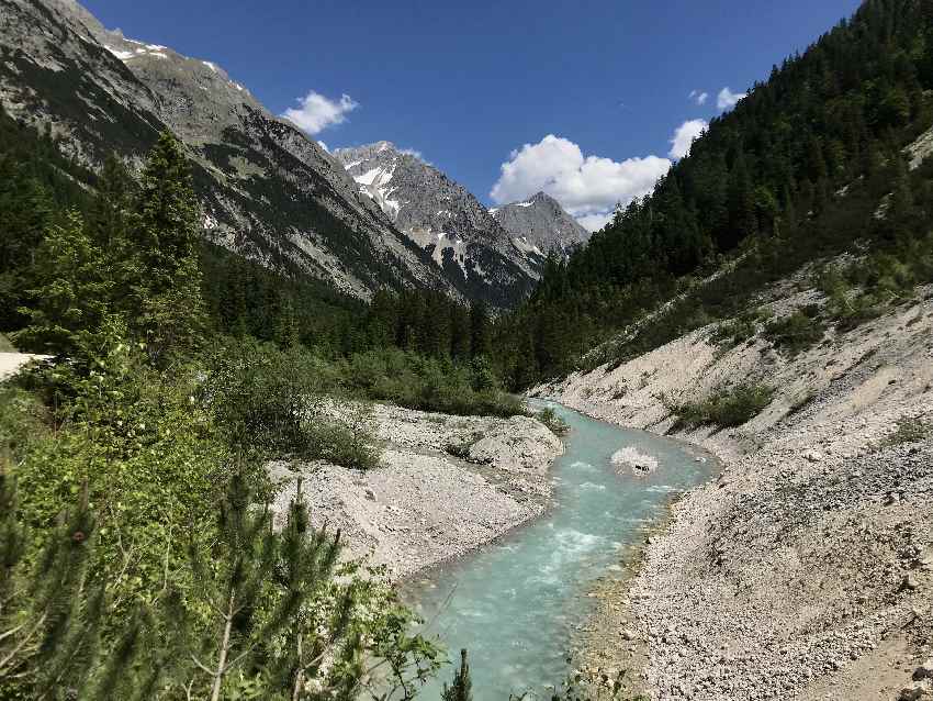 Dann geht es in die Sonne - im Karwendeltal entlang des türkisgrünen Karwendelbach!