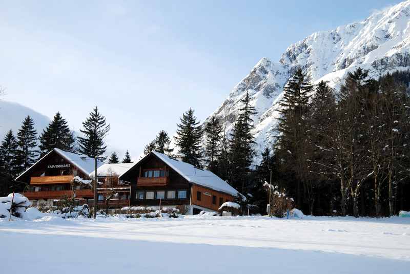 Die Loipe führt direkt beim Alpengasthof Karwendelrast vorbei, mit diesem Blick auf das Karwendel in Vomp