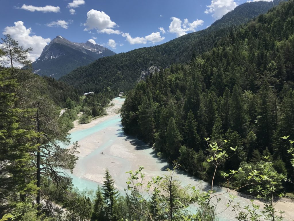 Der türkisgrüne Karwendelbach im Karwendeltal