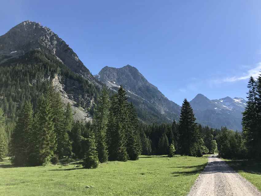 Auf der Forststraße geht es durch die schöne Landschaft im Karwendel Richtung Karwendelhaus