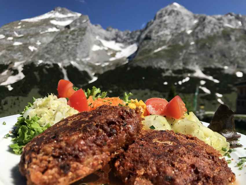 Die guten Kaspressknödel - serviert mit Karwendelblick