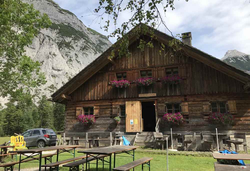 Vom Isarursprung ist es nicht mehr weit bis zur Kastenalm, für eine urige Einkehr