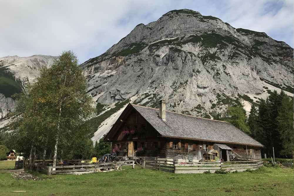 Die Kastenalm umgeben vom Karwendel, wunderschöne Lage auf einem Almboden