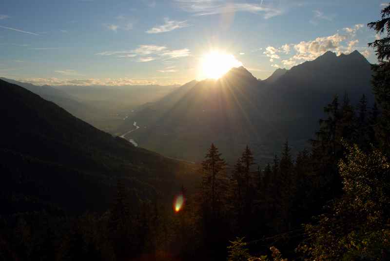 Der Blick ins Karwendel, unten das Inntal mit dem glitzernden Inn