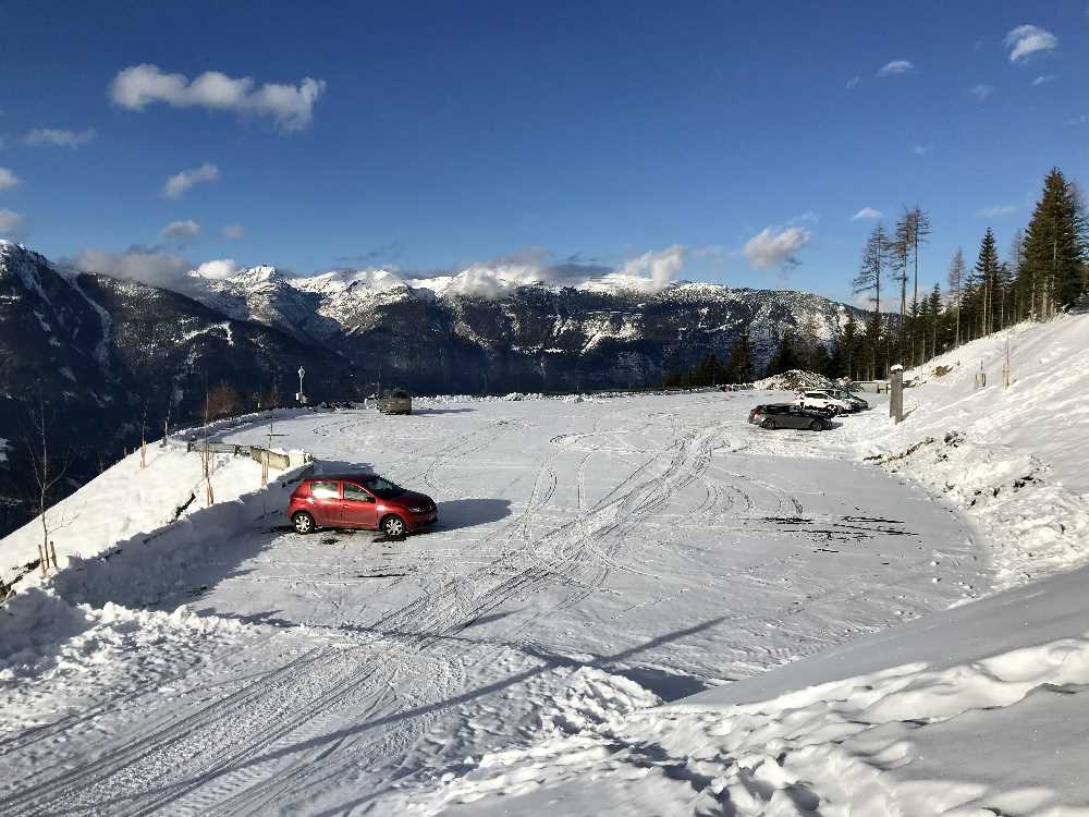 Das ist der Kellerjoch Parkplatz - mit Blick zum Rofan