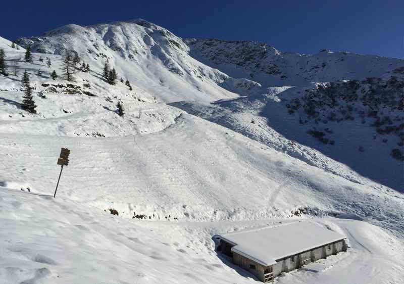 Auf das Kellerjoch geht es heute nicht mehr hinauf, oben schwer zu sehen - die Kellerjochkapelle